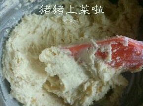 用硅胶刮刀将面粉和黄油拌匀，天气冷，这里可能不好拌，这时可以将盆隔热水烫一下，不能太久，感觉黄油稍微稀点了拿出来再拌，这样会方便很多