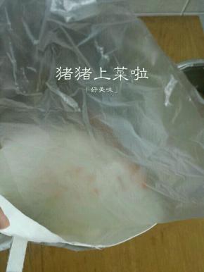 看看，将裱花嘴放进一次性裱花袋里，当然下面要剪开，这里没拍，大家都懂得，然后再将一次性裱花袋放进布裱花袋里，曲奇如果光用一次性裱花袋会把袋子挤爆，如果光用布裱花袋，挤完曲奇，你的手会特别难受，全是油，这样将它两放一起用就万无一失了，大家可以试试
然后将曲奇糊用小勺子装进裱花袋里，小勺子比硅胶铲好装