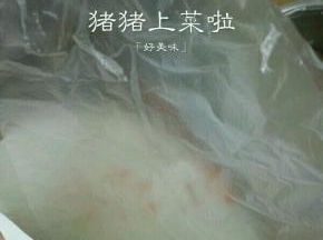 看看，将裱花嘴放进一次性裱花袋里，当然下面要剪开，这里没拍，大家都懂得，然后再将一次性裱花袋放进布裱花袋里，曲奇如果光用一次性裱花袋会把袋子挤爆，如果光用布裱花袋，挤完曲奇，你的手会特别难受，全是油，这样将它两放一起用就万无一失了，大家可以试试
然后将曲奇糊用小勺子装进裱花袋里，小勺子比硅胶铲好装
