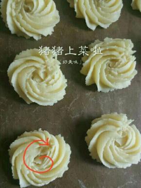 在垫了油纸的烤盘上挤上曲奇，如图所示