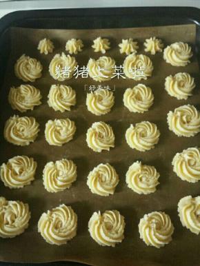 都挤好了，放进提前190度预热好的烤箱，中层上下火190度烤15分钟，后面要仔细观察好了，表面微黄就可以了