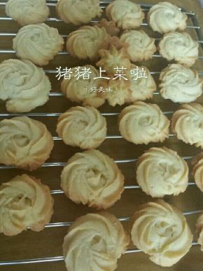 烤好的曲奇拿出来晾凉就可以了，特别香