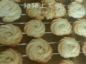 烤好的曲奇拿出来晾凉就可以了，特别香