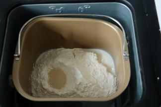 黄油软化备用，将除黄油和蔓越莓干以外的所有原料放入面包桶里。