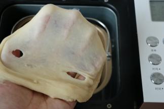 3启动第2次和面程序，程序结束，面团揉至完全阶段，能拉出薄而坚韧的薄膜。