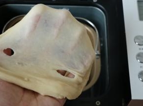 3启动第2次和面程序，程序结束，面团揉至完全阶段，能拉出薄而坚韧的薄膜。