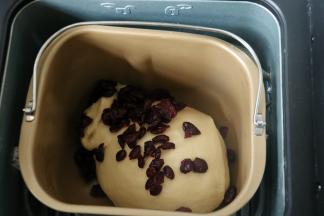 4加入蔓越莓干，再次启动和面程序，揉至2—3分钟，蔓越莓干完全被揉入面团，和面结束。