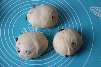 6基础发酵结束，取出面团，平均分成三份，排气滚圆保鲜膜覆盖，松弛15分钟。