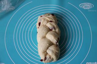 7取一松弛好的面团，用手搓成长条形，变成三股麻花辫。