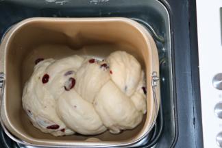 8放入面包桶内进行最后发酵。