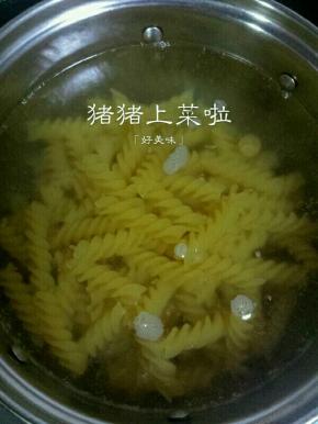 先准备水烧开，下意面进去煮