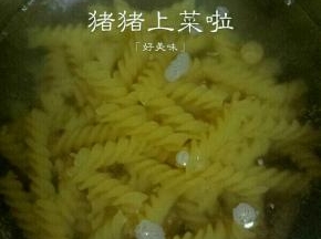 先准备水烧开，下意面进去煮
