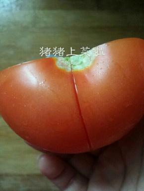 煮面的时候准备配菜，西红柿半个，用到在上面轻轻划个口子