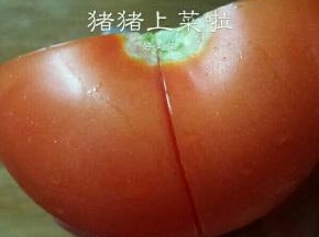 煮面的时候准备配菜，西红柿半个，用到在上面轻轻划个口子