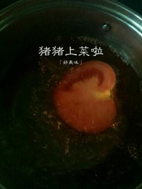 然后下到滚水里烫一下