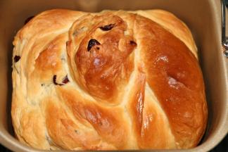 10启动面包机烘烤功能，烘烤四十分钟，面包烤至金黄色，关闭面包机。