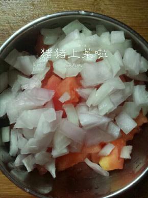 小半个洋葱切丁放西红柿一块