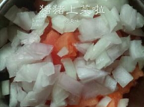 小半个洋葱切丁放西红柿一块