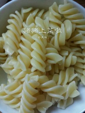 意面大概煮10分钟就可以,把面捞起来装到小碗里备用