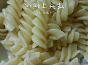 意面大概煮10分钟就可以,把面捞起来装到小碗里备用