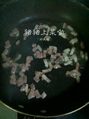 把培根先倒下去翻炒几下