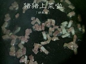把培根先倒下去翻炒几下