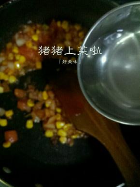 将番茄酱炒开后加半碗水