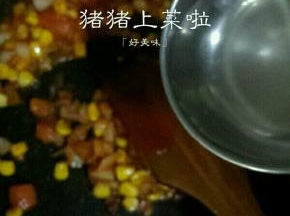 将番茄酱炒开后加半碗水