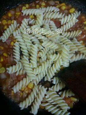 煮到汤汁浓稠了下入意面，翻炒均匀就可以了，很简单对不对，番茄酱的味道宝贝超级喜欢
