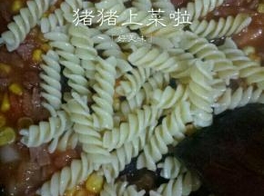 煮到汤汁浓稠了下入意面，翻炒均匀就可以了，很简单对不对，番茄酱的味道宝贝超级喜欢