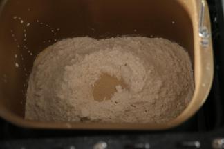 所有原料除黄油外，先液体后固体的顺序放入面包桶。