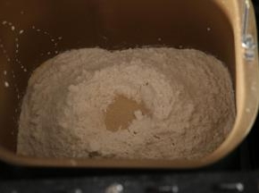所有原料除黄油外，先液体后固体的顺序放入面包桶。