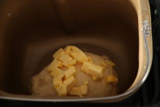 揉至光滑后，放入软化的黄油。