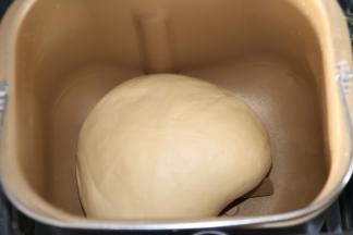 揉至出薄而坚韧的面膜，即完全阶段，密封进行基础发酵。