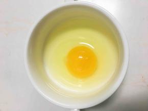 鸡蛋磕入碗里，加几滴柠檬汁和盐