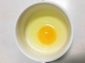 鸡蛋磕入碗里，加几滴柠檬汁和盐