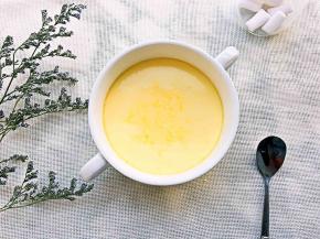 蒸锅加水烧开之后放入用保鲜膜覆盖好的鸡蛋羹，中火蒸7分钟左右，就完成了，奥口味倒入适量的味极鲜即可食用