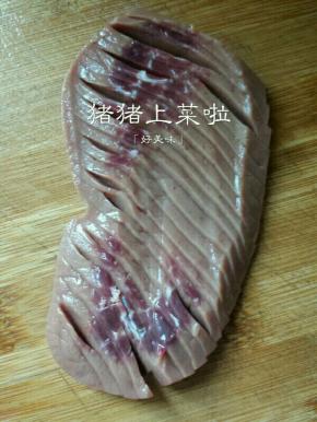 准备猪腰子.去掉里面的白色的.每次我都要卖肉的帮我切出腰花 今天我去买别的菜.他居然没给我切.哎.自己动手吧.将猪腰子像图中这样先斜着切出刀痕.不能切断