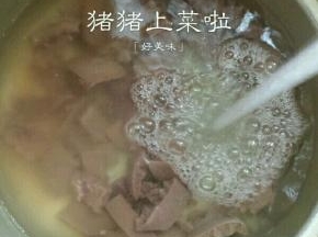 然后切小块放水里泡会儿