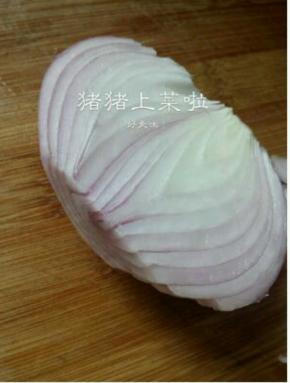 泡腰花的时候准备配菜.洋葱半个切和腰花大小差不多的小块