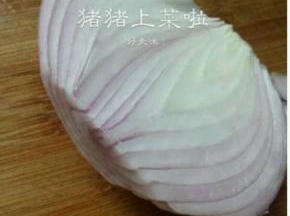 泡腰花的时候准备配菜.洋葱半个切和腰花大小差不多的小块