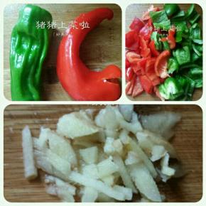 青红椒各一个切块.姜一点切末