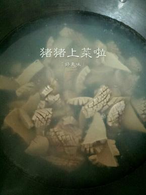 锅里烧开水将腰花下进去绰5秒钟