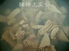 锅里烧开水将腰花下进去绰5秒钟