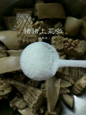 沥干水分放进大碗里.放一勺盐