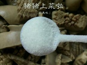 沥干水分放进大碗里.放一勺盐