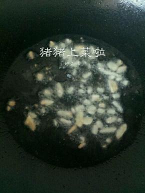 腌好了.锅里倒油烧热.下姜末煸香