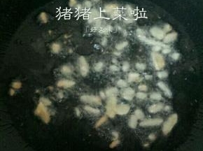 腌好了.锅里倒油烧热.下姜末煸香