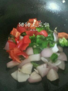 先把青红椒和洋葱倒下去翻炒几下