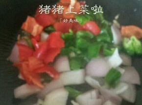 先把青红椒和洋葱倒下去翻炒几下